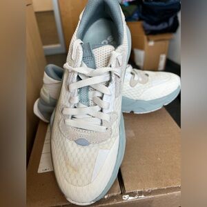 Sorel kinetic tennis shoes